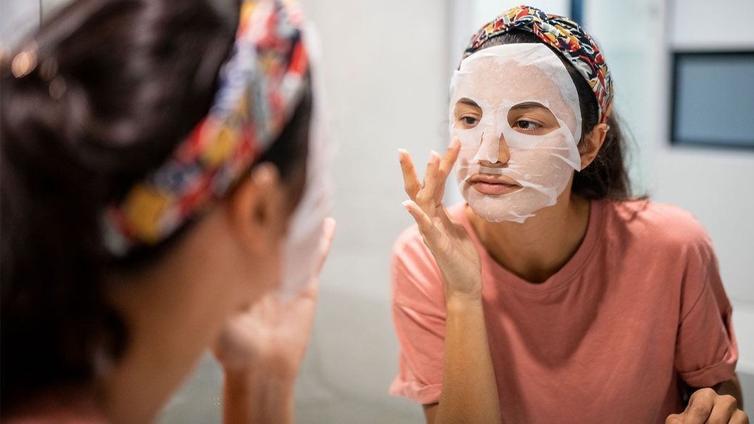 Pflegende Tuchmasken lassen sich mit wenigen Handgriffen ganz einfach selbst herstellen.