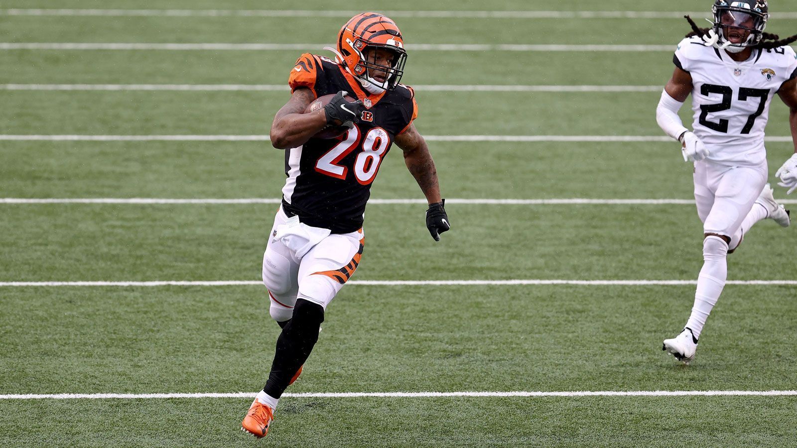 
                <strong>Running Back: Joe Mixon - 36 Punkte</strong><br>
                25 Versuche, 151 Yards und zwei Touchdowns - Joe Mixon hatte gegen die Jacksonville Jaguars eines der besten Spiele seiner jungen Karriere. Mit 36 Punkten war er der produktivste Running Back im NFL Fantasy Manager und hatte einen großen Anteil am 33:26-Sieg seiner Cincinnati Bengals.
              