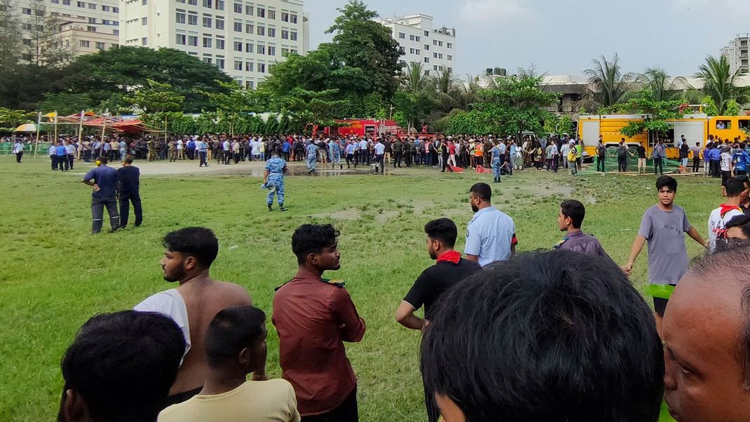 Militärflugzeug stürzt auf Schulgelände in Bangladesch