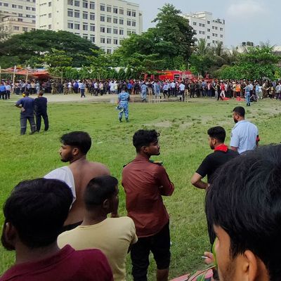 Militärflugzeug stürzt auf Schulgelände in Bangladesch