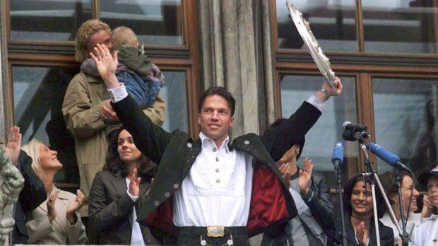 
                <strong>Lothar Matthäus anno 1999</strong><br>
                1999 spielte Lothar Matthäus für den FC Bayern und feierte seine sechste Meisterschaft mit den Münchnern. Für die Meisterfeier auf dem Münchner Marienplatz ist Matthäus selbstverständlich in die obligatorische Lederhose geschlüpft.
              