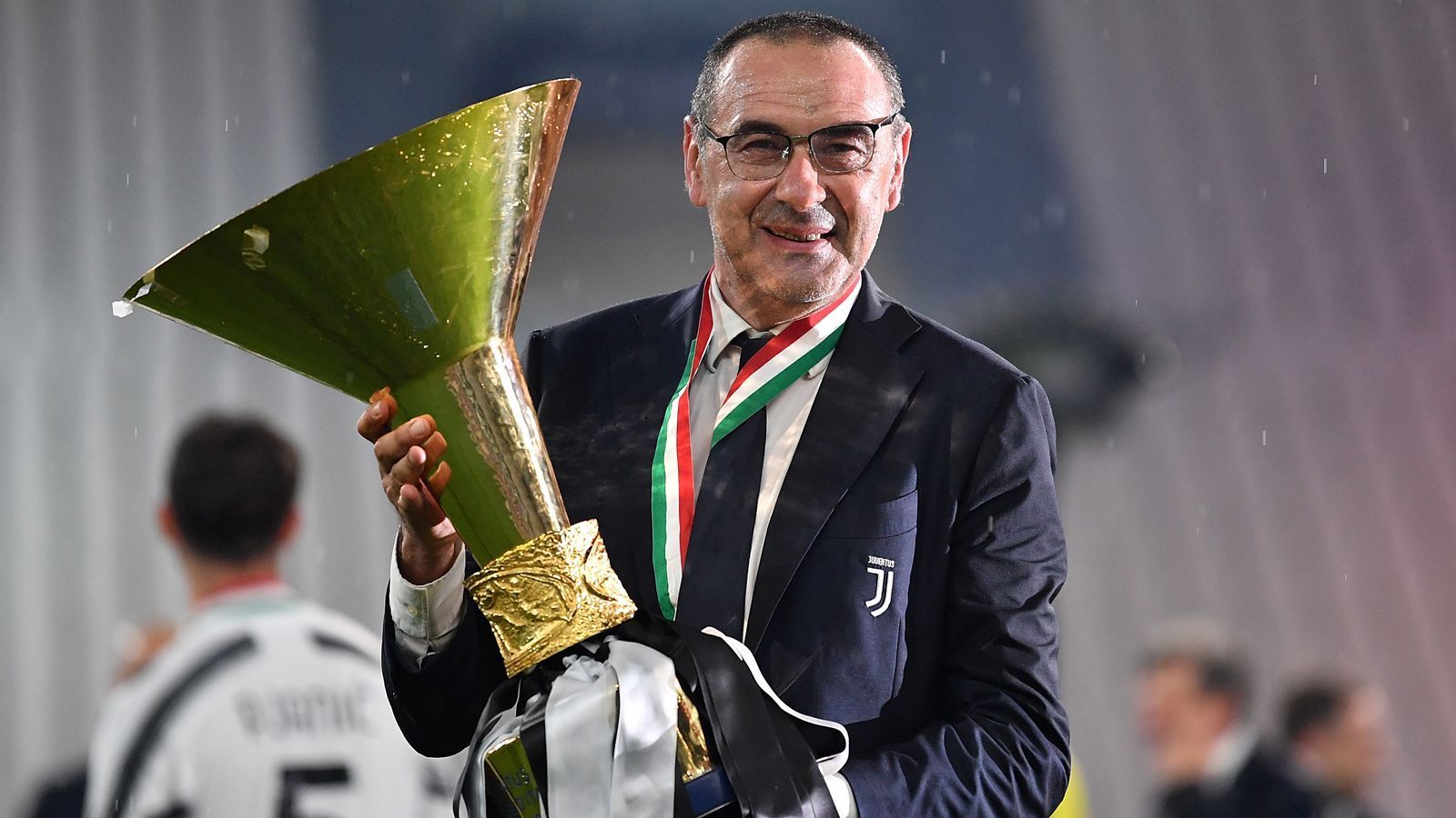 
                <strong>Maurizio Sarri</strong><br>
                Geburtsdatum: 10. Januar 1959 / Ohne Job seit: August 2020 / Zuletzt Trainer bei: Juventus TurinVon 2015 bis 2018 sorgte der Italiener Maurizio Sarri für den großen Aufschwung beim SSC Neapel und machte den Klub zu einer Top-Adresse in der Serie A. Titel gewann Sarri mit dem einstigen Maradona-Klub aber keinen. Dafür musste er erst zu Chelsea und später Juventus Turin wechseln, wo Sarri Europa-League-Sieger bzw. italienischer Meister wurde. Obwohl er 2020 mit der "Alten Dame" den Scudetto einfahren konnte, musste der 62-Jährige nach Saisonende nach nur einer Spielzeit schon wieder gehen.
              