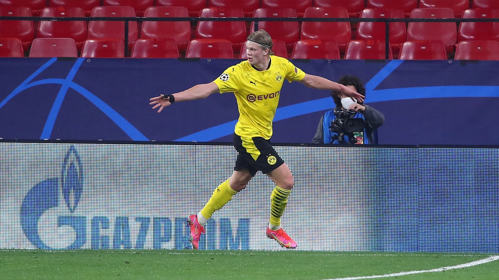 
                <strong>Erling Haaland (Borussia Dortmund)</strong><br>
                Angeführt wird die Liste von keinem Geringeren als Jungstar Erling Haaland. Dank seiner beeindruckenden Torquote zählt der 20 Jahre alte Norweger zu den begehrtesten Spielern der Welt und soll zukünftig auch die Katalanen zum Erfolg führen. Allerdings müssen sich die Vereinsverantwortlichen noch etwas gedulden: Haalands Ausstiegsklausel tritt erst im Sommer 2022 in Kraft, sodass zumindest weiterhin alle Trümpfe bei den "Schwarz-Gelben" liegen.
              