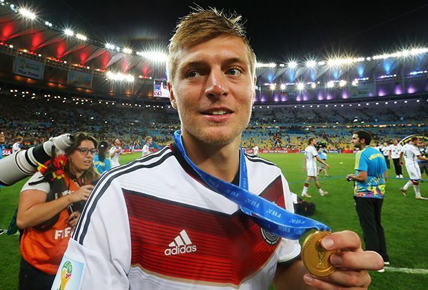 
                <strong>3. Titel: Weltmeisterschaft</strong><br>
                Bei der Weltmeisterschaft in Brasilien hilft Kroos der deutschen Mannschaft zum lang ersehnten WM-Triumph. Kroos steht bei jedem Spiel der DFB-Elf auf dem Platz und zählt zu den wichtigsten Spielern im Team von Bundestrainer Joachim Löw. 
              