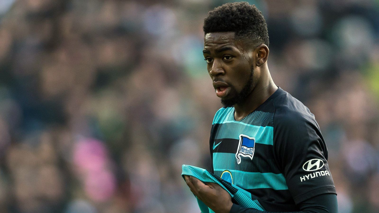 
                <strong>Jordan Torunarigha (Hertha BSC)</strong><br>
                Der Herthaner Jordan Torunarigha wurde von U21-Bundestrainer Stefan Kuntz zuletzt aus dem vorläufigen EM-Kader der U21 gestrichen und auch der 21-Jährige könnte in Zukunft sein Glück auf Nationalmannschaftsebene abseits des DFB suchen. Denn Nigeria, immerhin WM-Teilnehmer von 2018, wollte den heute 21-Jährigen damals mit einem Kaderplatz schon für die Endrunde in Russland locken. "Wir hätten ihn gerne zur WM mitgenommen, wenn er gewollt hätte. Diesen Spieler hätte ich gebrauchen können", erklärte Nigerias deutscher Nationaltrainer Gernot Rohr im Sommer 2018.
              