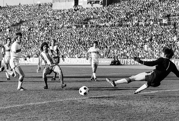 
                <strong>Angriff: Gerd Müller</strong><br>
                Spiele für den FC Bayern: 522; Europapokalsieger der Landesmeister 1974, 1975, 1976; Europapokalsieger der Pokalsieger 1967, Deutscher Meister 1969, 1972, 1973, 1974; DFB-Pokal-Sieger 1966, 1967, 1969, 1971.
              