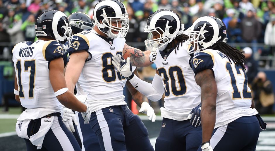 
                <strong>Rushing Offense: Los Angeles Rams</strong><br>
                Was sich an diesem Sonntag in Seattle abspielte, hätten wohl nur die Wenigsten erwartet. Die Rams spielten die Seahawks in der ersten Hälfte an die Wand und führten zur Pause bereits mit 34:0. Allen voran das Laufspiel um Todd Gurley drückte dem Spiel seinen Stempel auf. Insgesamt erliefen die Rams einen Raumgewinn von 244 Yards und drei Touchdowns.Gesamtpunktzahl: 42
              