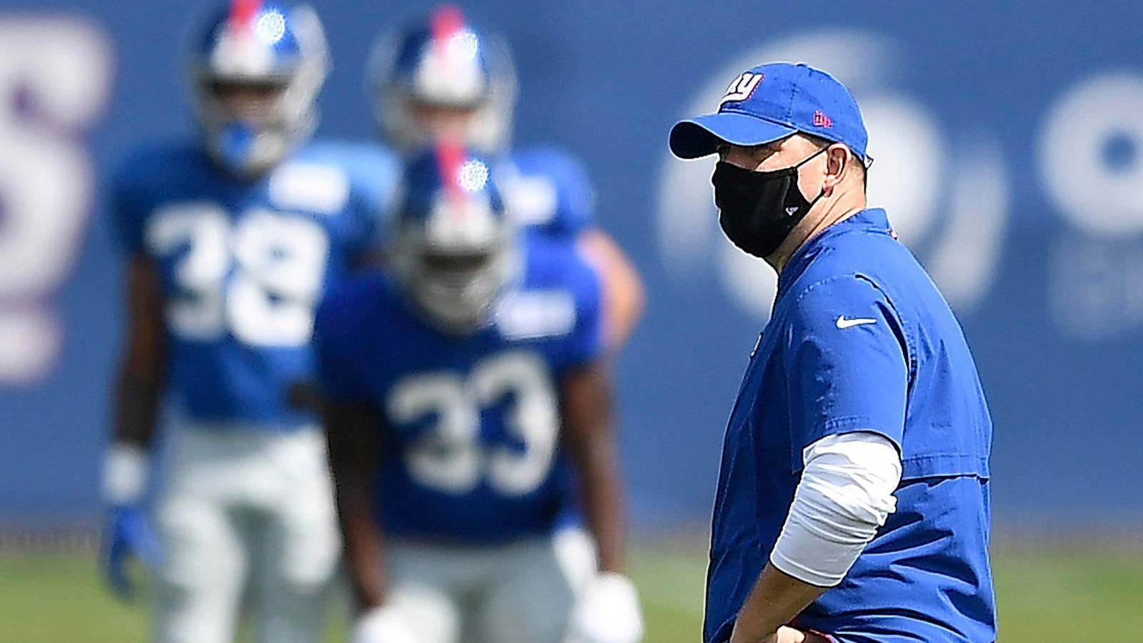 
                <strong>Joe Judge und die New York Giants: Der Sheriff ist in der Stadt</strong><br>
                "Old School" - so kann man die Methoden von Joe Judge getrost bezeichnen. Fakt ist: Das Training Camp der New York Giants gehört zur Kategorie "ungewöhnlich", denn es weht schon von Beginn an ein ganz neuer Wind. Hier noch ein paar weitere Beispiele ...
              