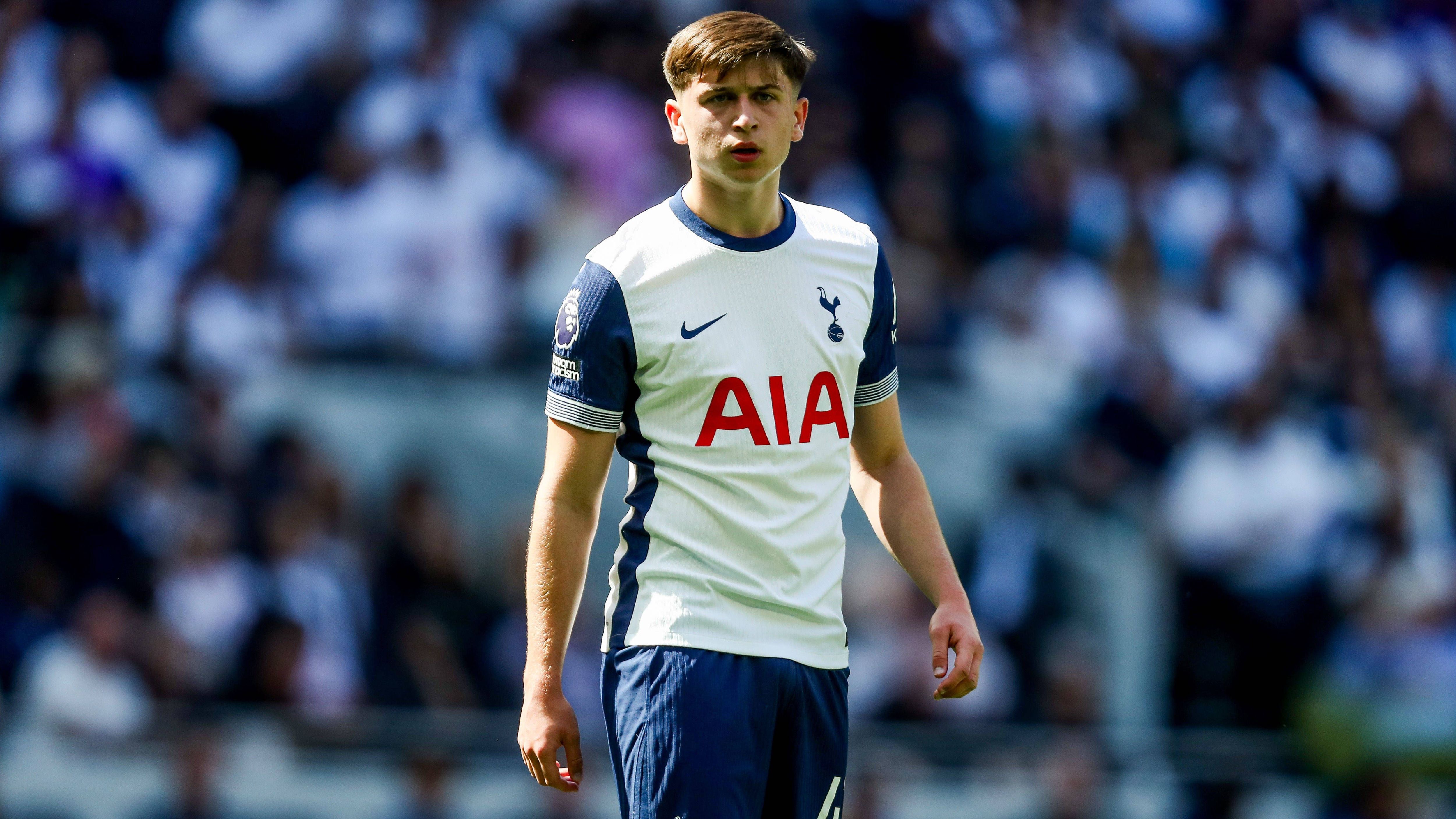 <strong>Mikey Moore (Tottenham Hotspur)</strong><br>Bereits im Mai brachte "Sky" Borussia Dortmund mit dem englischen Toptalent der Spurs in Verbindung, nun berichtet die "Bild", dass der BVB auf der Suche nach Verstärkung für die offensive Außenbahn konkret ein Auge auf den 17-Jährigen geworfen hat. Moore steht noch bis 2027 unter Vertrag. Dem Vernehmen nach wäre Tottenham höchstens bereit, ihn per Leihe ohne Kaufoption abzugeben.