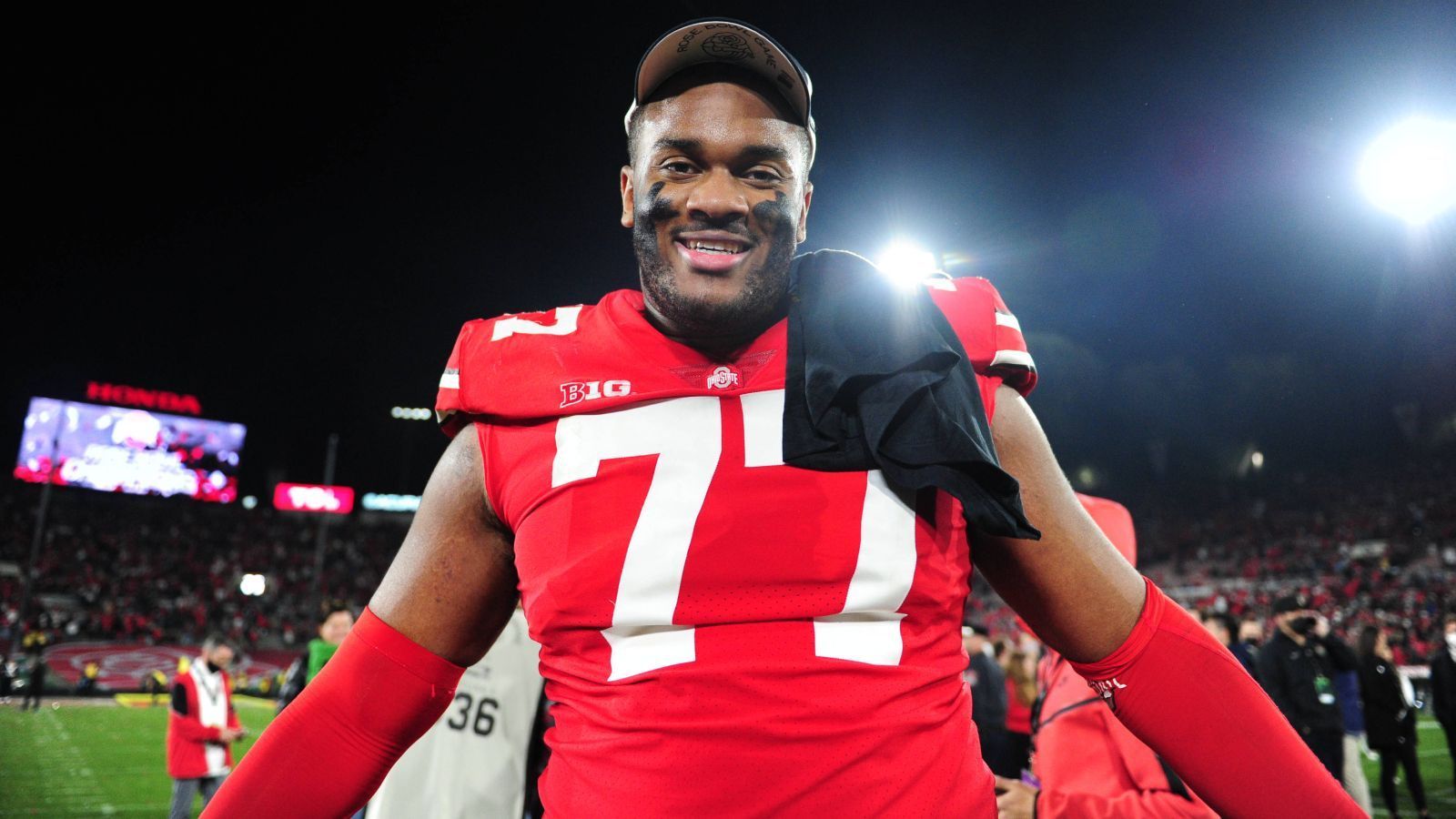 
                <strong>9. Pick: Chicago Bears - OT Paris Johnson (Ohio State)</strong><br>
                Es würde nicht viele wundern, wenn die Chicago Bears noch ein weiteres Mal abwärts in der Draft-Reihenfolge gehen würden, nachdem sie sich bereits den ersten Pick im Draft abkaufen ließen. Allerdings brauchen die Bears auch Verstärkung für die Offensive Line, ansonsten wird Justin Fields' Karriere bei seinem Spielstil nicht allzu lange dauern. Mit Paris Johnson holen die Bears einen Top-Mann für die Tackle-Positionen.
              