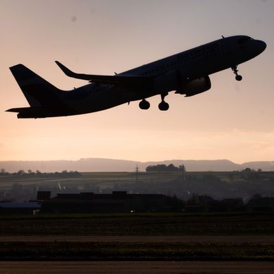 Ein Flugzeug startet vom Flughafen in Stuttgart.