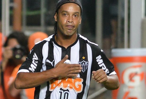
                <strong>Platz 9: Ronaldinho (83 Millionen Euro)</strong><br>
                Seine besten sportlichen Zeiten hat Ronaldinho hinter sich. Finanziell spielt der Brasilianer jedoch weiterhin in der Champions League. Geschätztes Gesamtvermögen: 83 Millionen Euro.
              