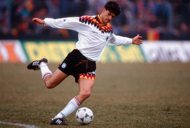 
                <strong>Michael Ballack (Werder Bremen)</strong><br>
                Wegen 20.000 Mark platzt 1995 der Wechsel von Michael Ballack zu Werder Bremen. Dessen Vater fordert 200.000 Mark pro Jahr für seinen Filius, Werder will nur 180.000 Mark zahlen. Ballack geht also von Chemnitz zum FCK.
              