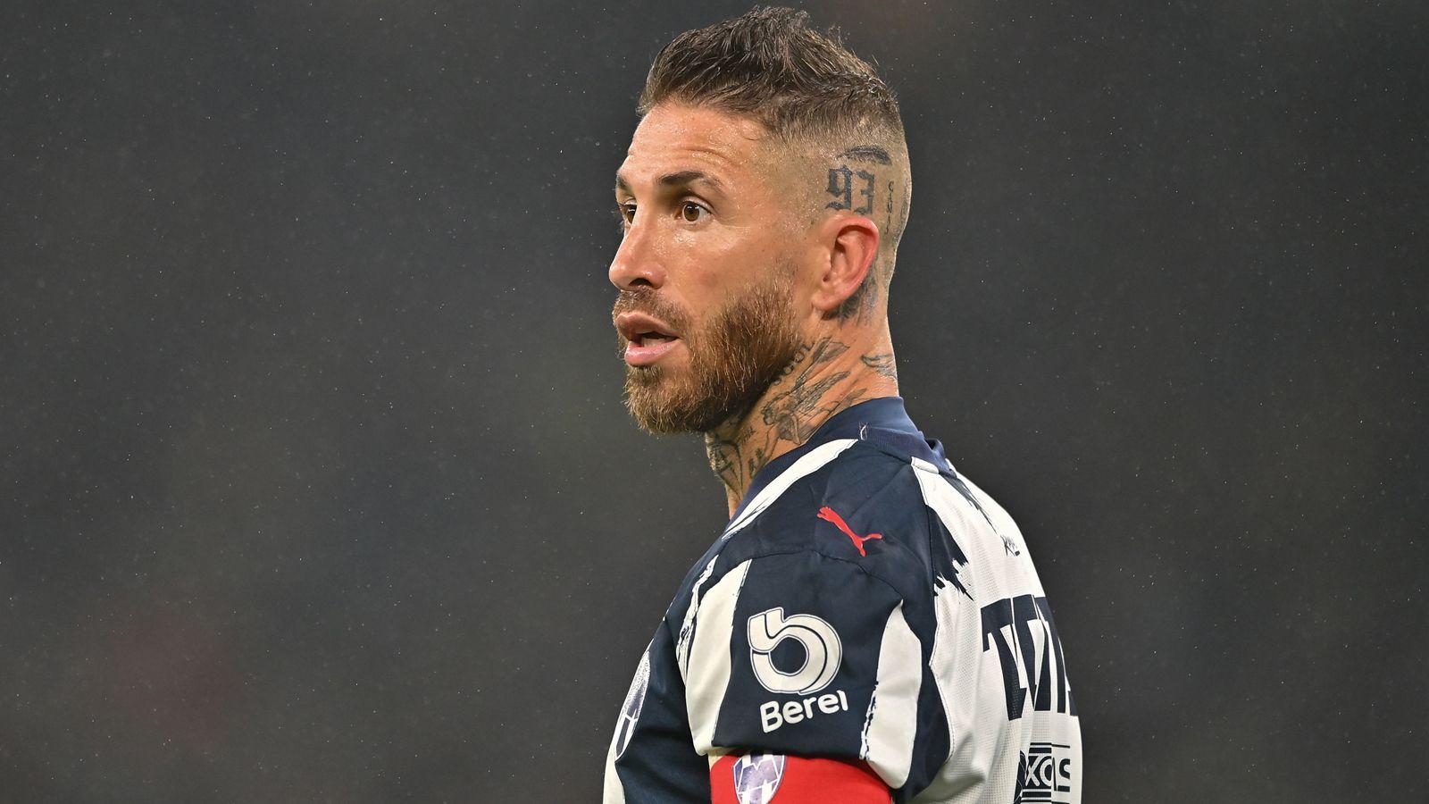 <strong><em>Sergio Ramos (CF Monterrey)</em></strong><br><em>Mit 39 Jahren denkt Sergio Ramos wohl noch nicht daran, seine Karriere zu beenden. Vielmehr soll sich der langjährige Kapitän von Real Madrid, aktuell noch bis Ende 2025 bei Monterrey CF in Mexiko unter Vertrag, schon wieder in Europa umsehen. Laut "Tuttosport" traten seine Berater aktiv an die AC Mailand heran, die Italiener wollen sich wohl im Januar tatsächlich in der Abwehr verstärken.</em>
