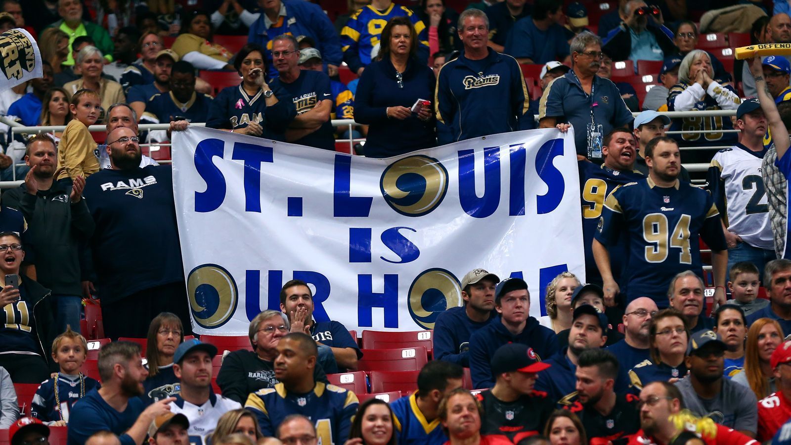 
                <strong>St. Louis ist die eigentliche Heimat</strong><br>
                Derweil stehen die treuen Fans aus St. Louis im Regen. Während der Zeit in Missouri gewannen die Rams den Super Bowl (1999), Franchise-Legende Kurt Warner gewann den MVP-Titel und die Heimspiele wurden noch im "The Dome at America's Center" ausgetragen. Die Rams in St. Louis waren eine Erfolgsgeschichte. In Los Angeles dienen sie nur als Kulisse. 
              