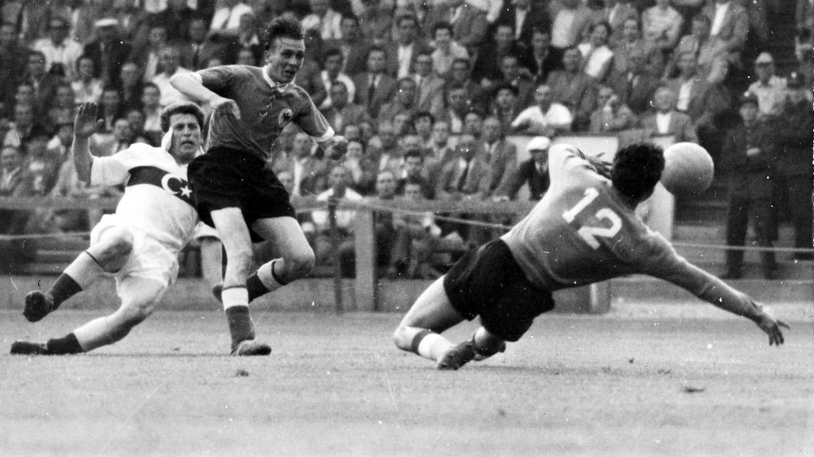 
                <strong>1954 in der Schweiz (Weltmeister)</strong><br>
                Der Grundstein für das "Wunder von Bern" wird mit einem 4:1-Sieg gegen die Türkei gelegt. Nach einem frühen Rückstand im Wankdorfstadion, wo später im Endspiel Ungarn sensationell 3:2 bezwungen wird, drehen Hans Schäfer, Berni Klodt, Ottmar Walter und Max Morlock mit ihren Toren das Spiel. 
              