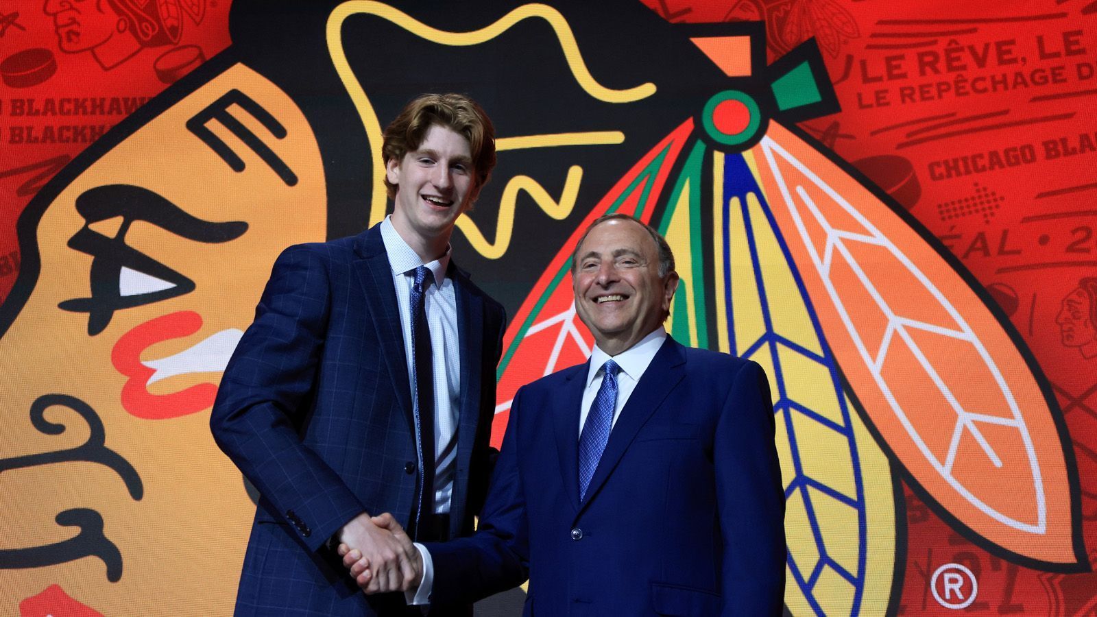 
                <strong>25. Pick - Chicago Blackhawks (von den Toronto Maple Leafs): Sam Rinzel</strong><br>
                &#x2022; Position: Verteidiger<br>&#x2022; Nationalität: USA<br>&#x2022; Klub: Chaska High (USA)<br>
              