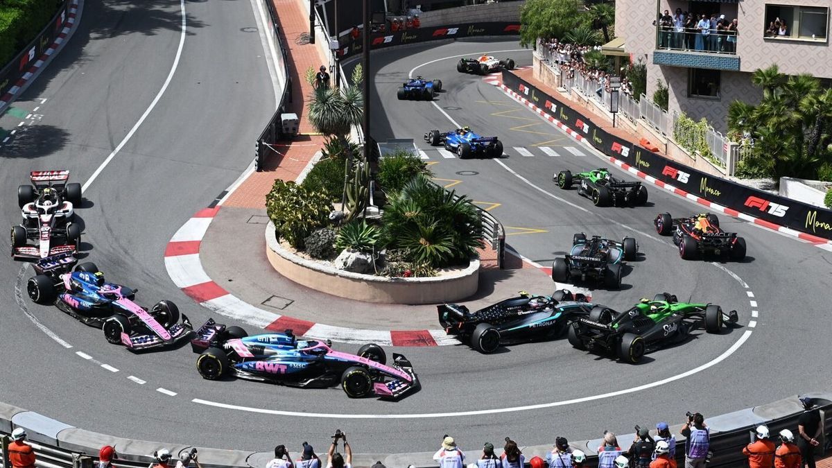 Stau gehört in Monaco einfach dazu, vor allem mit den breiten Formel-1-Autos