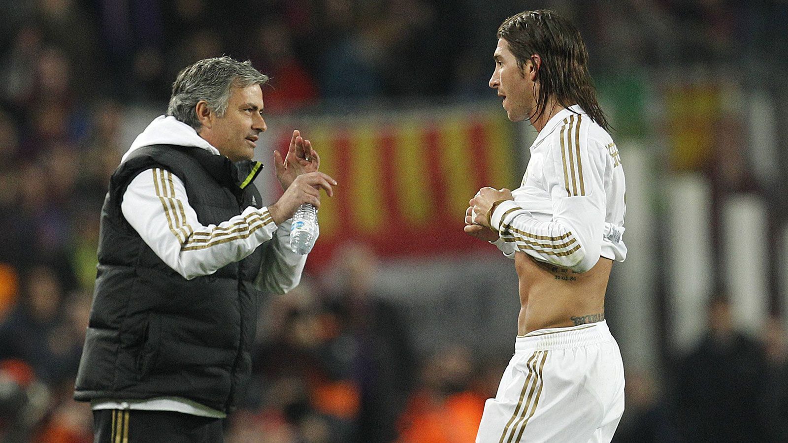 
                <strong>Sergio Ramos vs. Jose Mourinho</strong><br>
                Neben Casillas und Ronaldo soll es auch Zwistigkeiten mit Verteidiger Sergio Ramos gegeben haben. Der Spanier hatte sich stets auf die Seite seiner beiden Teamkollegen geschlagen und galt somit als Gegner Mourinhos. Wie schlecht das Verhältnis der beiden wirklich war lässt ein Ramos-Zitat erahnen. "Mourinho war einfach nur ein Trainer, mit dem ich gearbeitet habe."
              