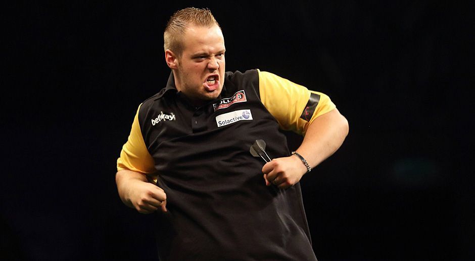 
                <strong>Max-1</strong><br>
                Max Hopp hat es geschafft und steht zum zweiten Mal in seiner jungen Karriere in Runde 2 der PDC Darts-Weltmeisterschaft in London. Im Match gegen den erfahrenen Holländer Vincent van der Voort behält der "Maximiser" die Nerven und siegt mit 3:1. ran.de stellt die deutsche Darts-Hoffnung vor. 
              