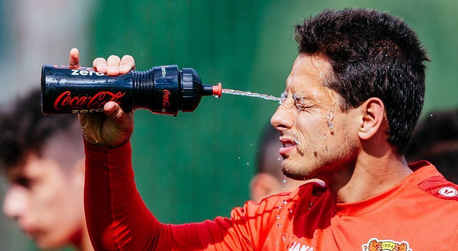 
                <strong>Bayer Leverkusen</strong><br>
                ... Aber auch nicht immer. Schließlich fordert Roger Schmidt seine Mannschaft im Trainingslager in Zell am See/Österreich noch ordentlich. Torjäger Chicharito bedient sich dabei einer kleinen Abkühlung.
              