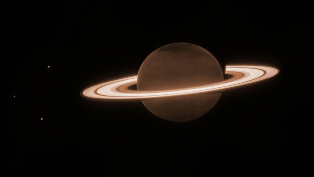 Das "James-Webb-Weltraumteleskop" der NASA hat mittels einer Nahinfrarotkamera beindruckende Bilder des Saturns hervorgebracht.