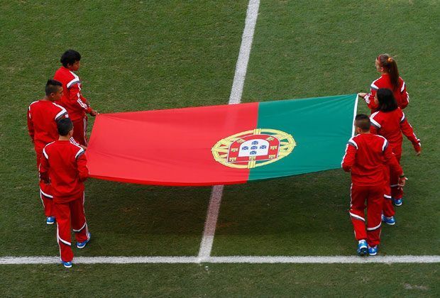 
                <strong>Portugal überfüllen</strong><br>
                Ganz Portugal überfüllen. Und das über zehn Mal (Quelle: Blue Rubicon). Ronaldo hat mittlerweile so viele Fans, dass diese in sein Heimatland gar nicht hereinpassen würden. Da muss wohl eine neue Bleibe her.
              