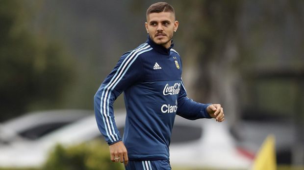 
                <strong>Mauro Icardi (Argentinien)</strong><br>
                Eine Liebesgeschichte? Sicher nicht! Die Beziehung zwischen Mauro Icardi und der argentinischen Nationalmannschaft ist schwierig. Obwohl der 25-Jährige bei Inter Mailand seit Jahren als Torjäger überzeugt, hat er in der "Albiceleste" einen schweren Stand. Gerade einmal drei Einsätze verzeichnete Icardi in der WM-Qualifikation Südamerikas, insgesamt hat er in seiner Vita erst vier Länderspiele stehen. Ob die oftmalige Nicht-Berücksichtigung allerdings nur rein sportliche Gründe hat, wird von vielen Medien angezweifelt. Vielmehr soll Icardis Verhältnis zu Argentiniens Superstar und Fußball-Gott Lionel Messi nicht das allerbeste sein. Gegen Italien und Spanien wird der Inter-Kapitän einmal mehr im Aufgebot Argentiniens fehlen.
              