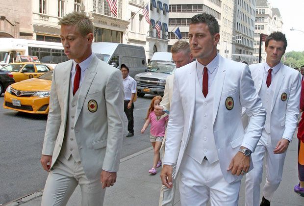 
                <strong>Der AC Milan im besonderen Look</strong><br>
                Anschließend laufen die Spieler mit ihren Anzügen die Straßen von New York entlang.
              