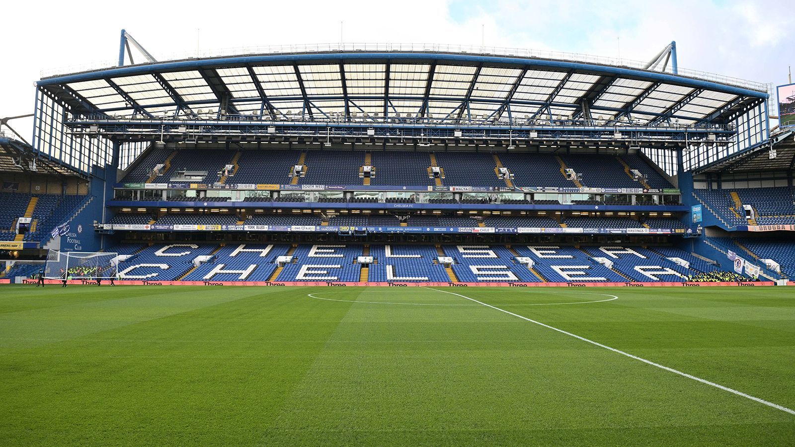 
                <strong>FC Chelsea</strong><br>
                Bei den "Blues", die eine sehr enttäuschende Saison hinter sich haben, beginnen die Preise für eine Dauerkarte bei 877 Euro und steigen bis zu 1099 Euro.
              