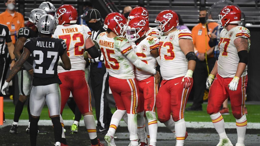 
                <strong>Chiefs: Offensive Line</strong><br>
                Der Super Bowl hat es deutlich gemacht: Die Offensive Line der Kansas City Chiefs genügte in ihrer aktuellen Verfassung nicht den Ansprüchen, um gegen den Passrush der Bucs zu bestehen. Dabei gab es zwar Verletzungen und Opt-Outs, also Spieler, die zur kommenden Saison zurückkehren, jedoch laufen auch einige Verträge aus. Gerade auf der Position des Centers werden die Chiefs im Frühling aktiv werden müssen.
              