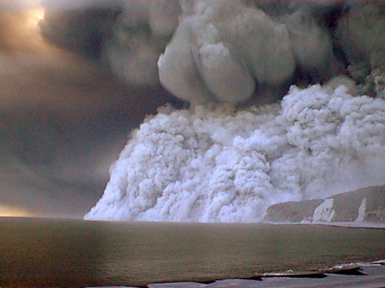 Miyake-jima: Auf der Insel südlich Japans befindet sich der aktive Vulkan Oyama. 2000 brach er aus und stieß außerordentlich große Mengen Schwefeldioxid (bis zu 80.000 Tonnen pro Tag) aus. Weil jederzeit wieder tödliche Mengen austreten können, müssen Bewohner:innen und Besucher:innen stets eine Gasmaske dabei haben.