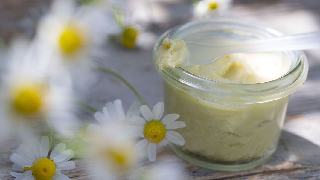 Sheabutter ist neben Aloe Vera und Kakaobutter eine essentielle Basis für eine selbstgemachte Gesichtscreme. Wir haben einfache DIY-Rezepte für eine nachhaltige Gesichtscreme für euch zusammengestellt.