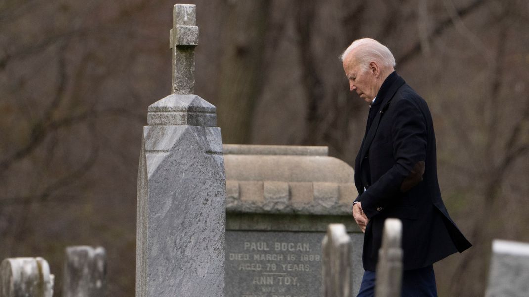 6. April 2024: Joe Biden geht auf dem Weg zu einer Messe in der katholischen Kirche St. Joseph on the Brandywine in Wilmington, Delaware, zwischen Grabsteinen hindurch. 
