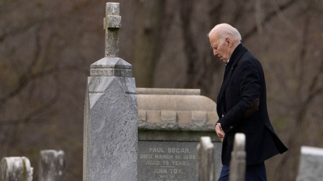 6. April 2024: Joe Biden geht auf dem Weg zu einer Messe in der katholischen Kirche St. Joseph on the Brandywine in Wilmington, Delaware, zwischen Grabsteinen hindurch. 