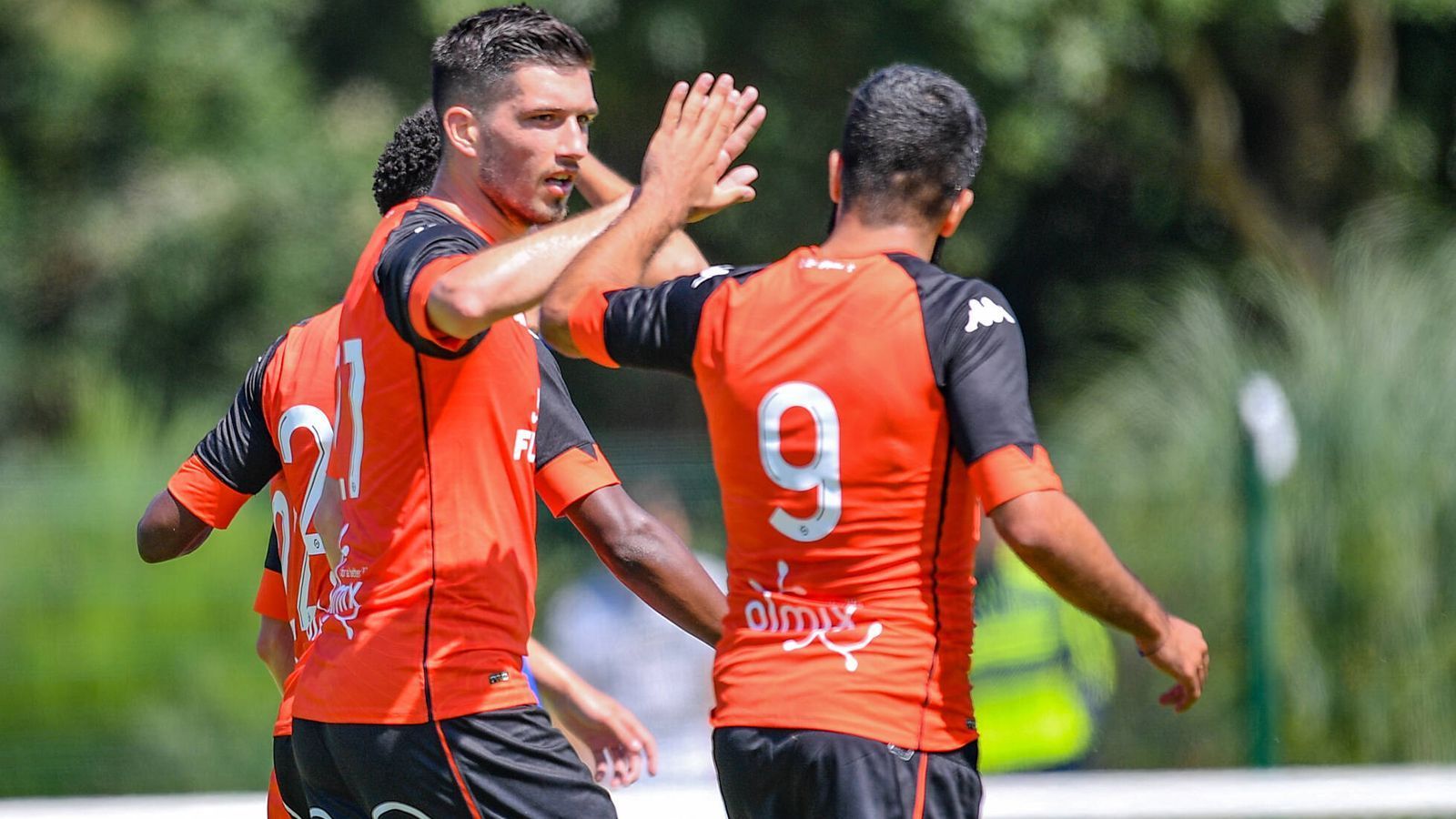 
                <strong>FC Lorient (Frankreich)</strong><br>
                Die Ligue 2 musste aufgrund der Cornoa-Krise nach 28 von eigentlich 38 Spieltagen abgebrochen werden. Als Aufsteiger der verkürzten Saison ging Lorient als Zweitliga-Meister hervor. Mit 54 Punkten beendete Lorient die Spielzeit 2019/20 mit einem Zähler Vorsprung vor RC Lens auf Platz 1. Trainer Christophe Pelissier führte die Mannschaft im dritten Jahr in der Ligue 2 zurück in Frankreichs Oberhaus und kann nun auch einen Rekord-Neuzugang begrüßen. Der Österreicher Adrian Grbic (li.) wurde für kolportierte neun Millionen Euro von Clerment Foot verpflichtet. Der 23 Jahre alte Stürmer, der einst beim VfB Stuttgart ausgebildet wurde, erzielte für Lorients Zweitliga-Rivalen 17 Treffer bei 26 Einsätzen. 
              