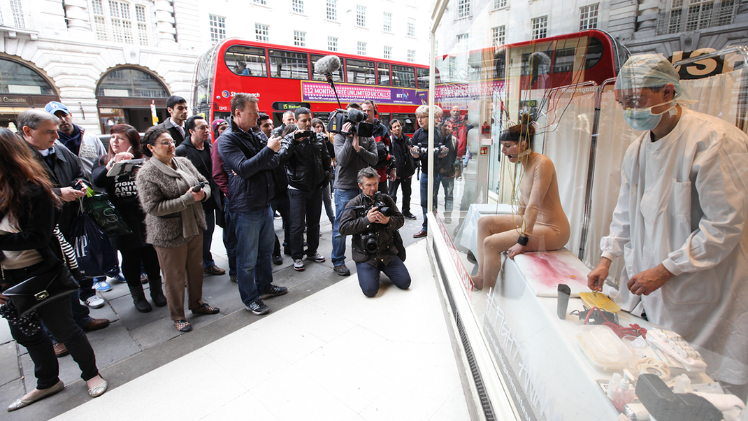 Mit Protest-Kampagnen hat Lush für Aufmerksamkeit gegen Tierversuche gesorgt – 2023 plant die Beauty-Brand bereits Kampagnen mit LGBT+-Gruppen! Wir sind gespannt…