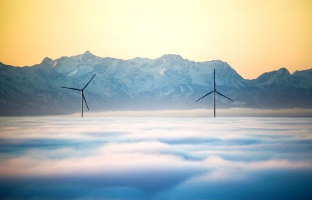 Föhn in den Bergen: Die besondere Dynamik des warmen Fallwindes Föhn bewirkt in Bayern, dass die Alpen oft zum Greifen nah erscheinen. Was für die Augen malerisch aussieht, macht Wetterfühligen Menschen Probleme.