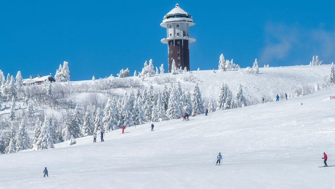 Die Bergwacht warnt in der Feldbergregion vor Lawinen. Schneesportler:innen sollten auf den markierten und freigegebenen Routen bleiben.