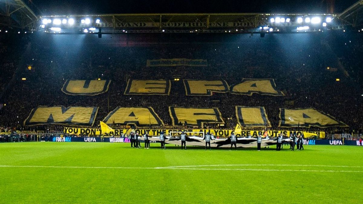 Sport Bilder des Tages 01.10.2024, Borussia Dortmund vs. Celtic Glasgow, UEFA Champions League, 2. Spieltag Die Dortmunder Fans auf der Südtribüne zeigen eine Choreografie mit der Aufschrift UEFA M...