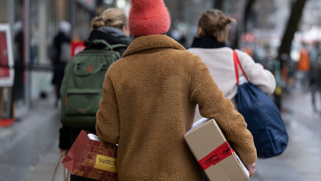 Die Online-Riesen Amazon als auch Ebay bekommen Konkurrenz aus der benachbarten Schweiz. Das E-Commerce-Unternehmen Galaxus will seinen Markt in Deutschland ausbauen. Foto: Monika Skolimowska/dpa