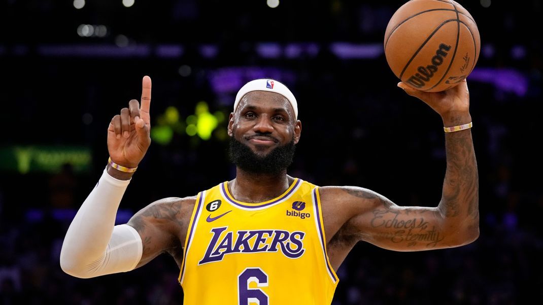 Der Basketballspieler LeBron James hat so viele Punkte in der Liga NBA erzielt wie niemand vor ihm. Bisheriger Punkte-Halter Kareem gratuliert.