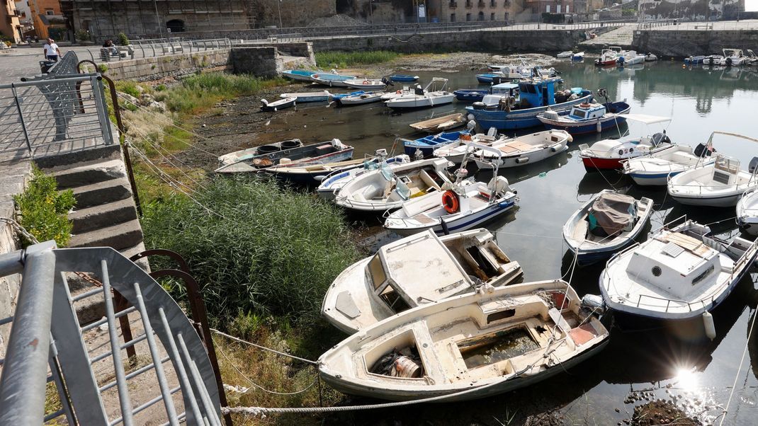 Hafen von Pozzuoli: Viele Boote liegen inzwischen auf dem Trockenen, weil sich die Erde im Fischerstädtchen immer weiter hebt.