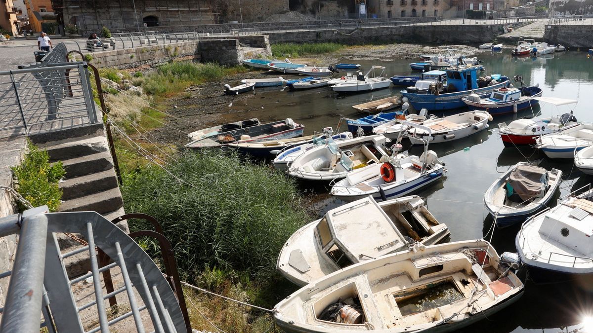 Pozzuoli wurde allein seit 2006 um zwei Meter angehoben - viele Boote liegen somit auf dem Trockenen.