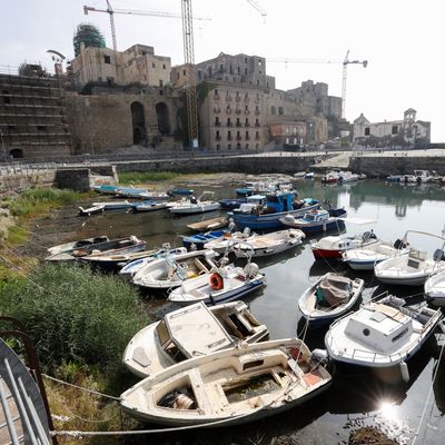 Pozzuoli wurde allein seit 2006 um zwei Meter angehoben - viele Boote liegen somit auf dem Trockenen.