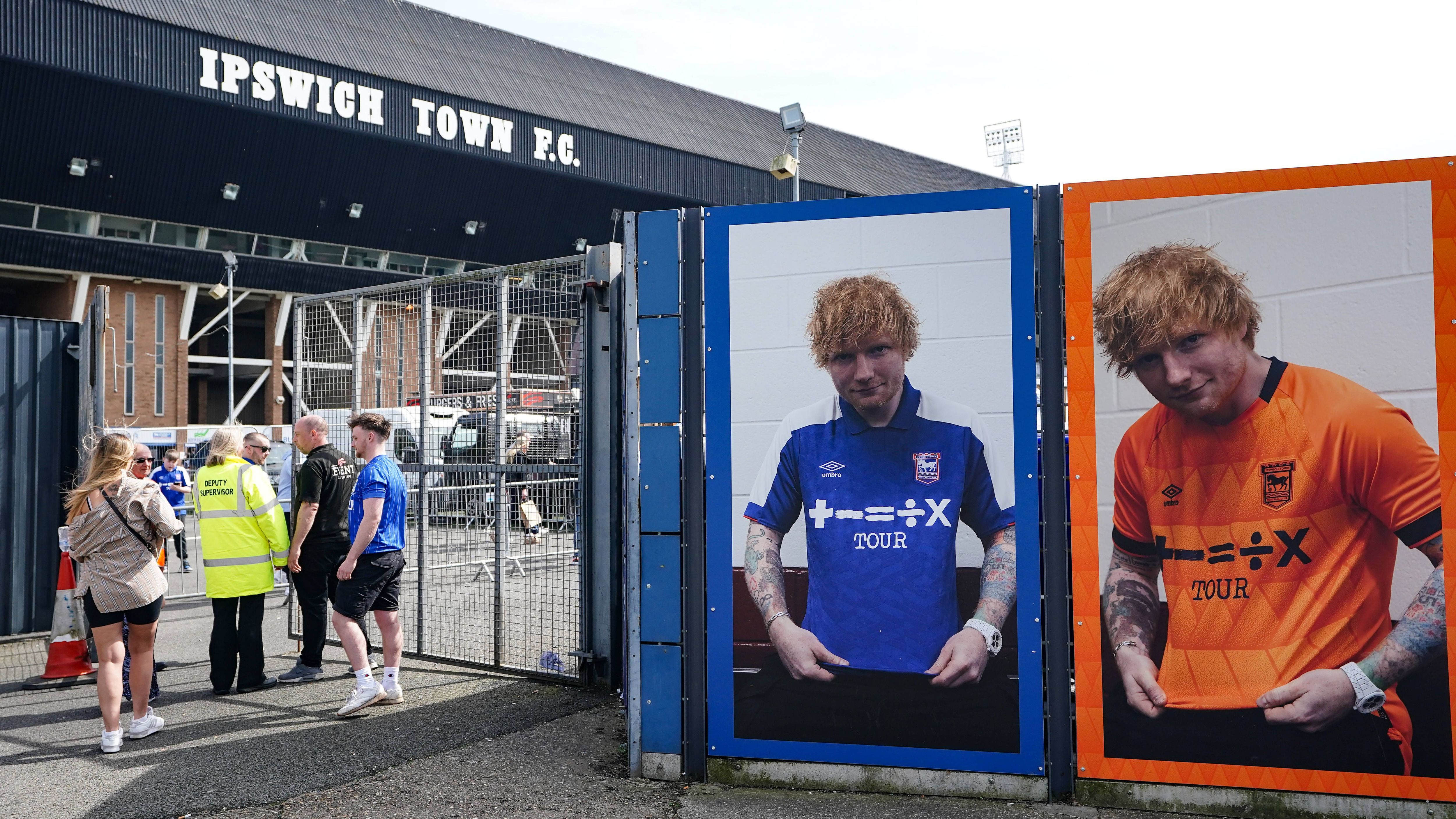 <strong>Ipswich Town</strong><br>Star-Musiker und Riesen-Fan von Ipswich Town. Ed Sheerans Liebe zu seinem Herzensklub geht soweit, dass er seit dem Jahr 2021 Trikotsponsor des englischen Klubs ist. Dabei promotete der Singer &amp; Songwriter auf dem Jersey des britischen Traditionsklubs beispielsweise bereits seine Live-Tour.