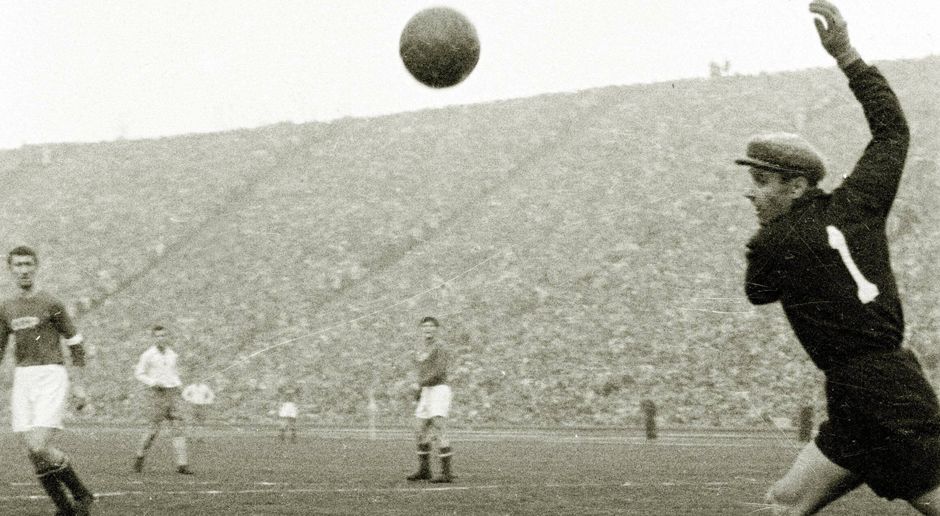 
                <strong>Lew Jaschin (UdSSR)</strong><br>
                Die "schwarze Spinne", für viele der beste Torhüter der Fußball-Geschichte, machte erstmals international auf sich aufmerksam. Der Mann mit der markanten Mütze ließ in vier Spielen nur zwei Teffer zu, auch im Finale gegen Jugoslawien (1:0) hielt Lew Jaschin die Null. Es war der Beginn einer großen Karriere. 1963 wurde der 1990 verstorbene Jaschin als bis heute einziger Torwart zu Europas Fußballer des Jahres gewählt.
              