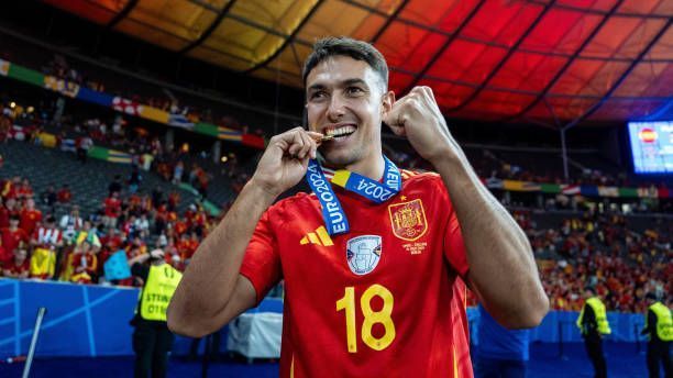 <strong>Martin Zubimendi (Real Sociedad)</strong><br>Der FC Arsenal steht kurz vor einem Transfer von Martin Zubimendi. Wie Fabrizio Romano berichtet, sind die Gunners bereit, die festgeschriebene Ablöse von 60 Millionen Euro zu zahlen. Der Sechser soll laut "AS" auch auf Xabi Alonsos Wunschliste gestanden haben - statt Real zieht es den Europameister nun zu Arsenal.