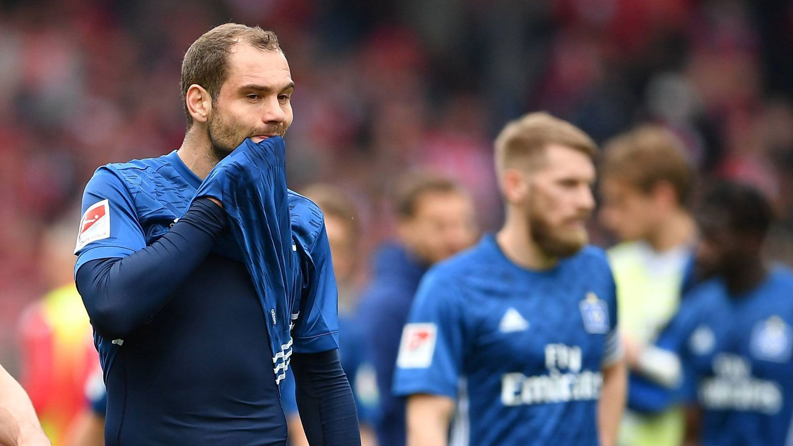 
                <strong>Pierre-Michel Lasogga (Al-Khor SC)</strong><br>
                Einst für den Hamburger SV und Hertha BSC in der Bundesliga am Ball, ist Pierre-Michel Lasogga seit Sommer 2019 in Katar aktiv. Zunächst kickte er anderthalb Jahre für Al-Arabi SC, im Februar 2021 schloss er sich dann dem Ligakonkurrenten Al-Khor SC an. Vor allem in seiner ersten Saison für Al-Arabi überzeugte der ehemalige deutsche U21-Nationalspieler mit sieben Treffern und fünf Vorlagen in 20 Partien.
              