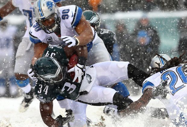 
                <strong>Die spektakulärsten Bilder der NFL</strong><br>
                Auch im Schneetreiben langen die NFL-Jungs richtig hin: Hier bekommt Bryce Brwon von den Philadelphia Eagles die Kraft von Ndamukong Suh von den Detroit Lions zu spüren
              